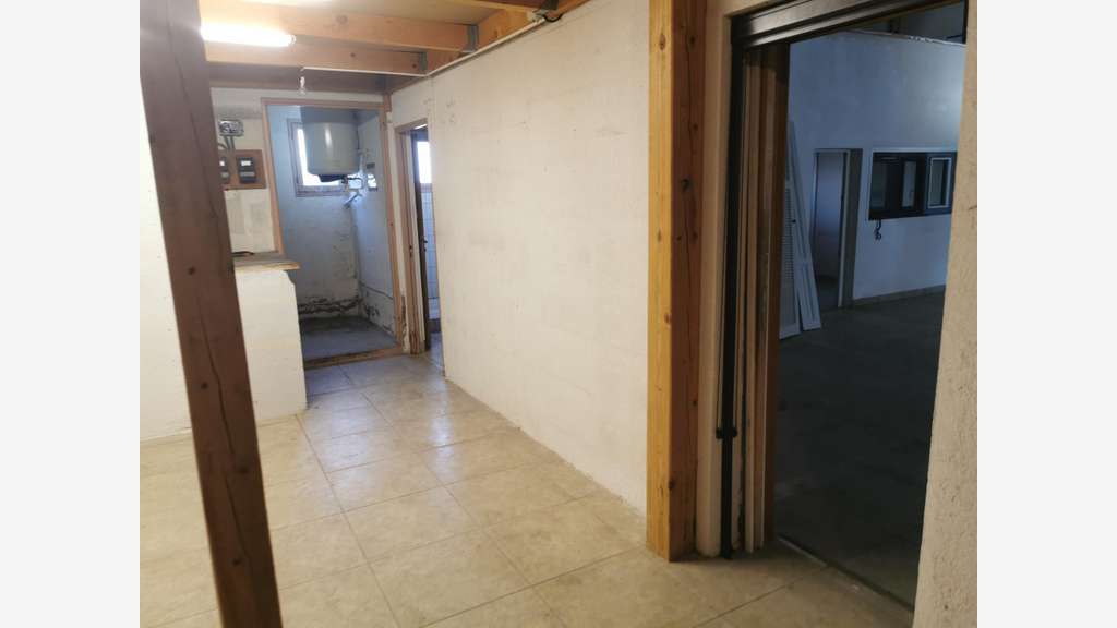 Loue local commercial 180m² avec cour à Draguignan