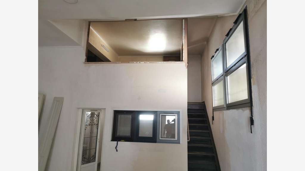 Loue local commercial 180m² avec cour à Draguignan