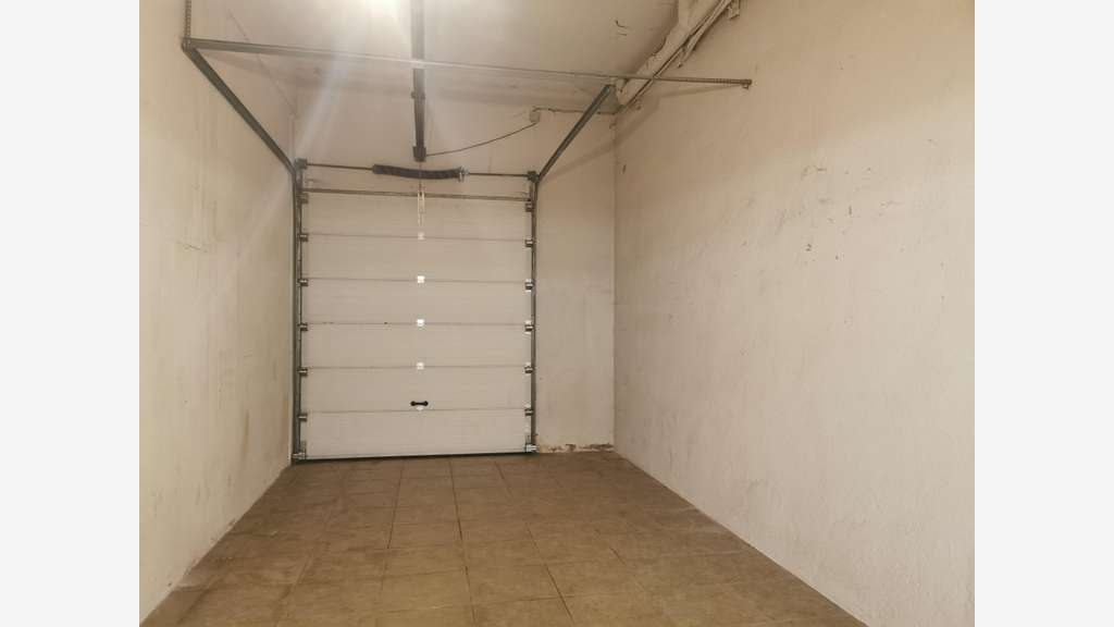 Loue local commercial 180m² avec cour à Draguignan