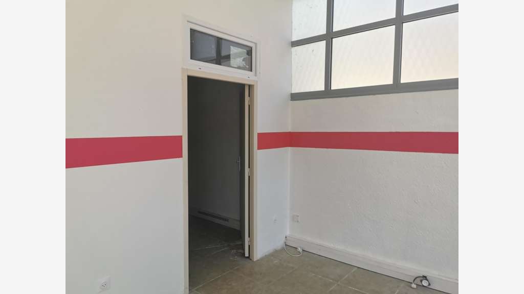 Loue local commercial 180m² avec cour à Draguignan