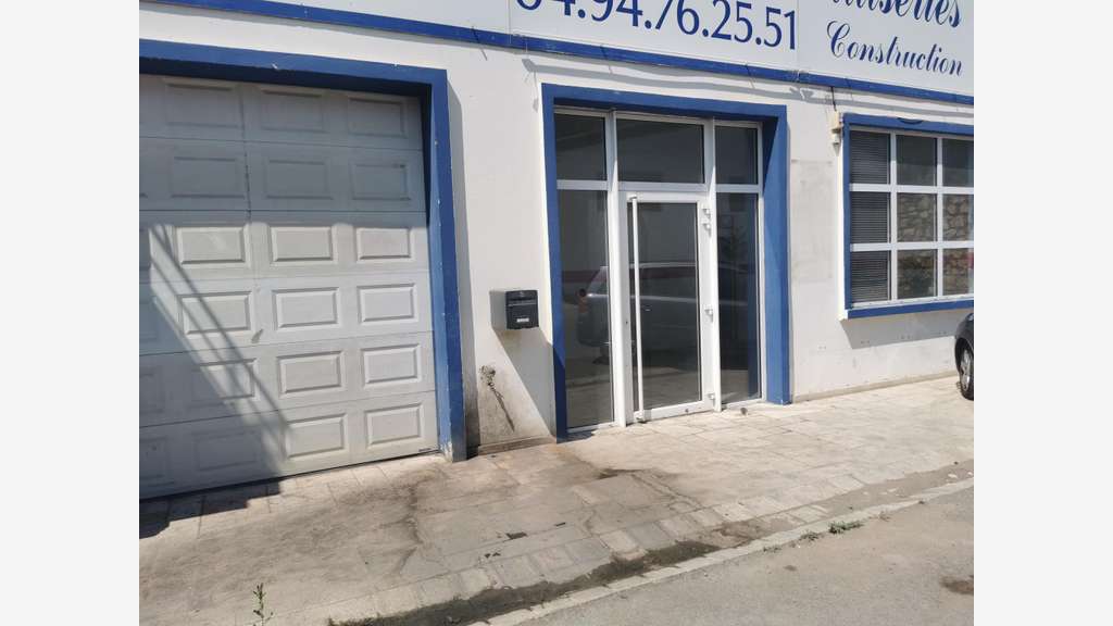 Loue local commercial 180m² avec cour à Draguignan