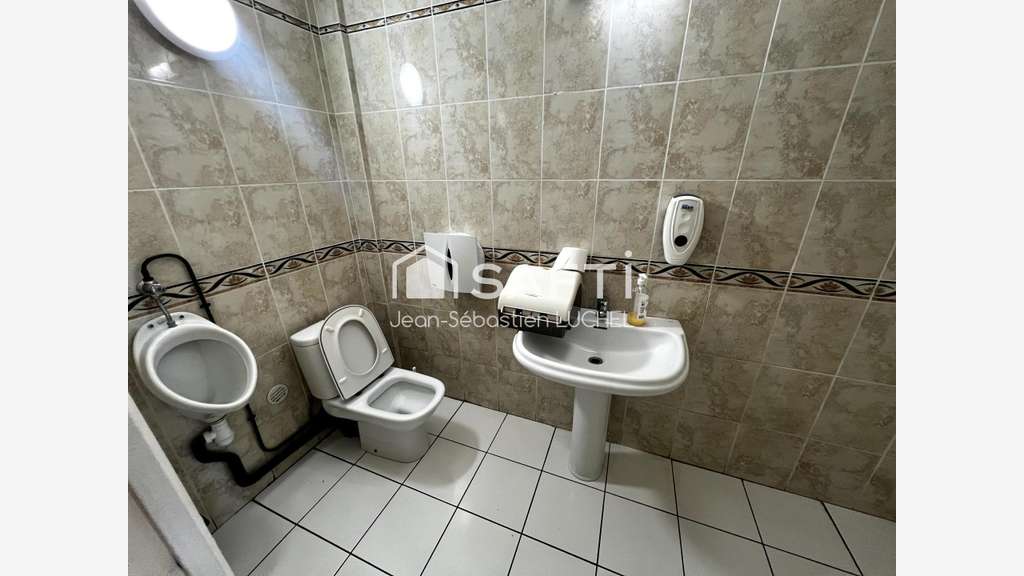 A louer local commercial 156m² Z.I Champigny