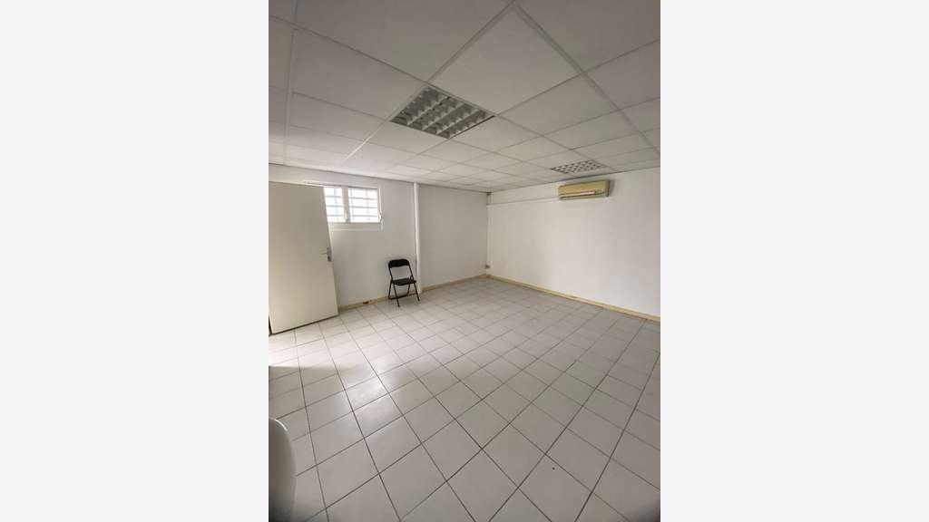A louer local commercial ou bureau 25m² à Ducos