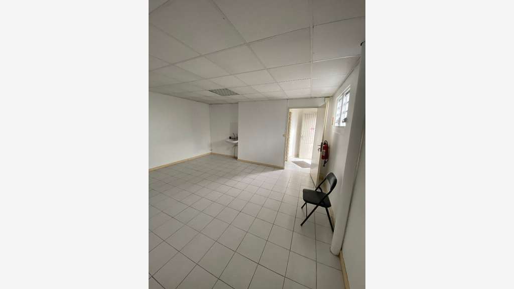 A louer local commercial ou bureau 25m² à Ducos