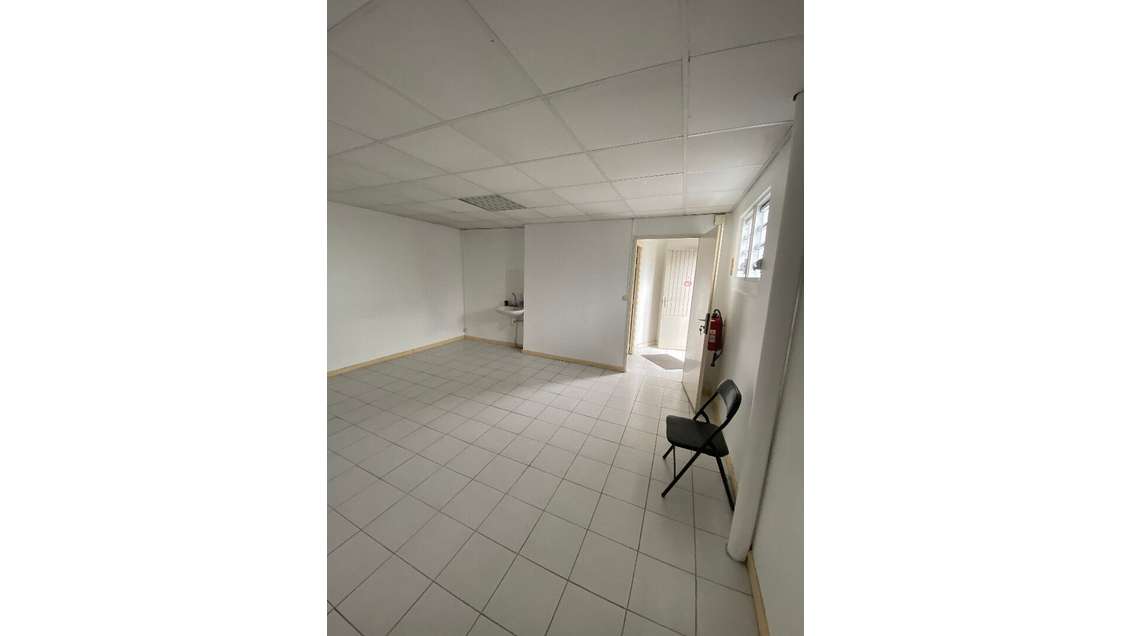 A louer local commercial ou bureau 25m² à Ducos