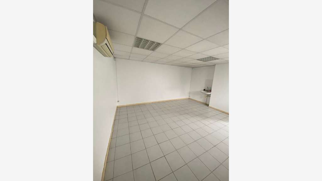 A louer local commercial ou bureau 25m² à Ducos