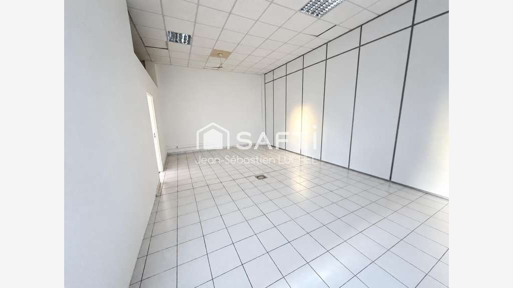 Loue local professionnel commercial de 80m² Ducos