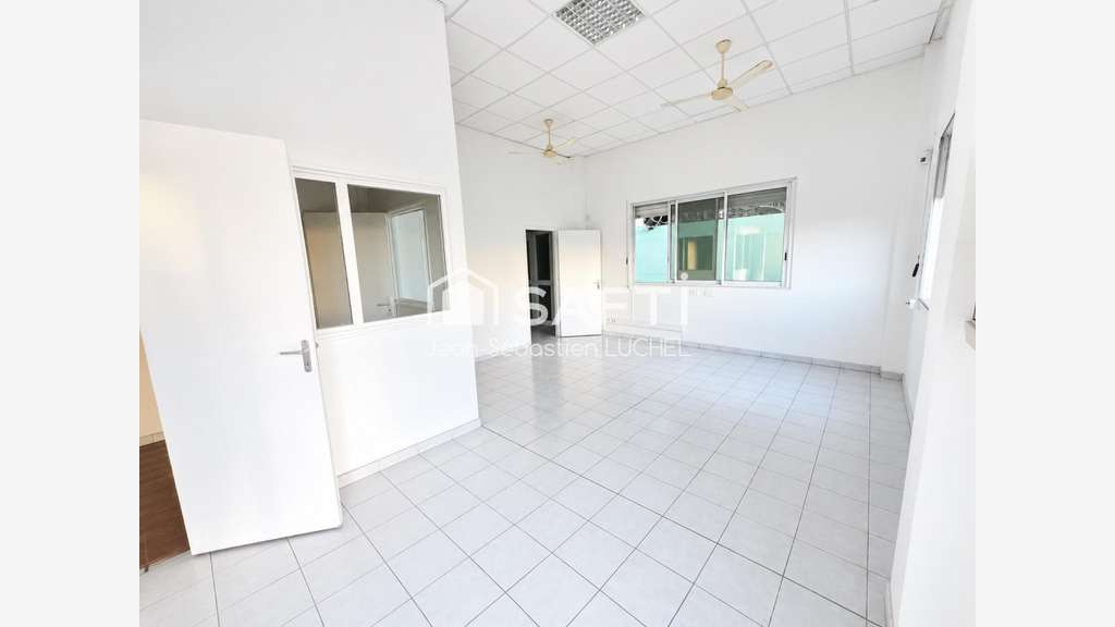 Loue local professionnel commercial de 80m² Ducos