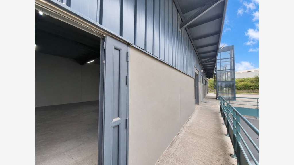 A louer : Local d'activité commercial - 110 m² - Z
