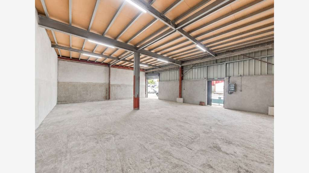 A louer : Local d'activité commercial - 110 m² - Z