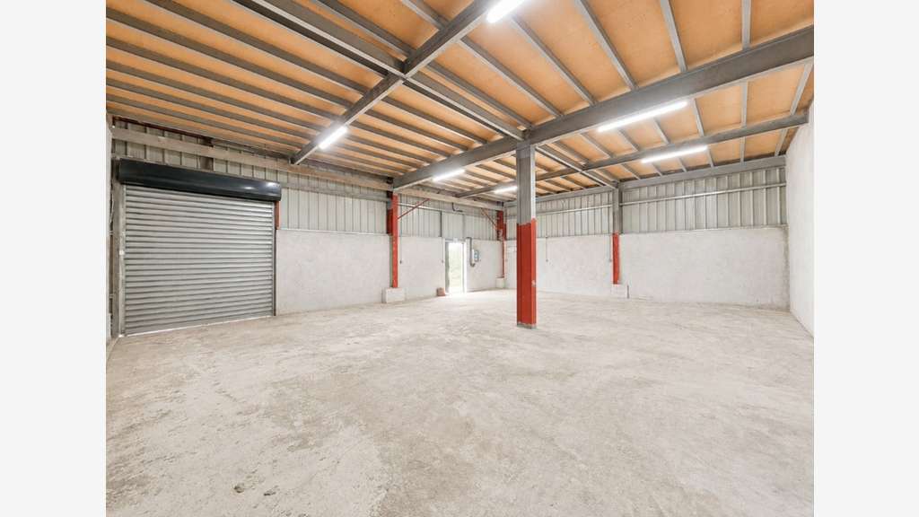 A louer : Local d'activité commercial - 110 m² - Z