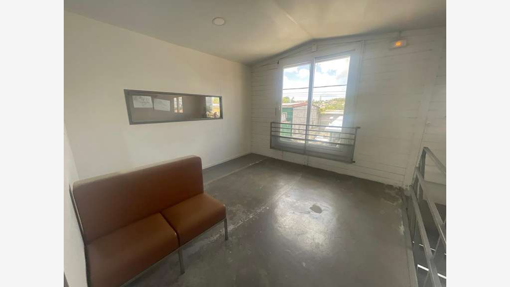 LOCAL COMMERCIAL / BUREAUX 300 M2 EN R+1, rénové