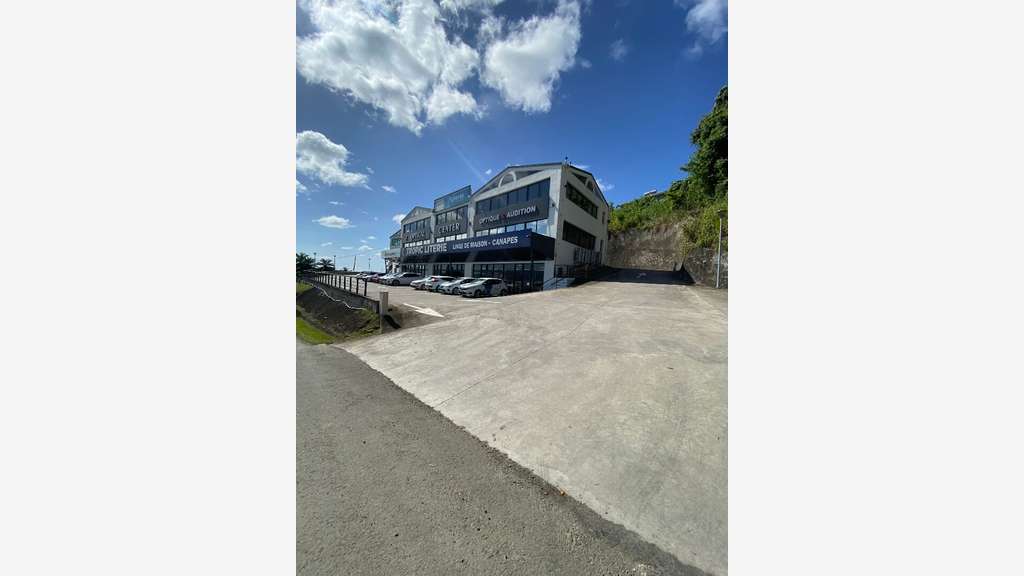 Local commercial 275 m2, Ducos, Neuf