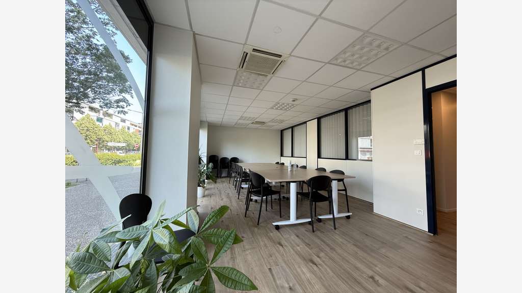 A louer local commercial 334m² à Échirolles