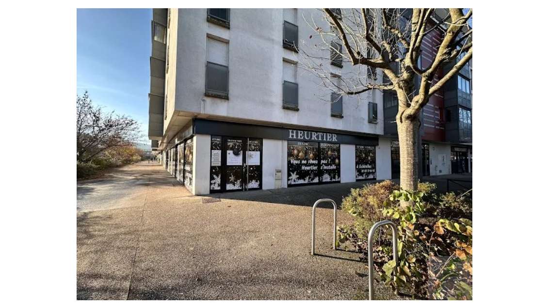 Ces locaux commerciaux au rez-de-chaussée d'un imm