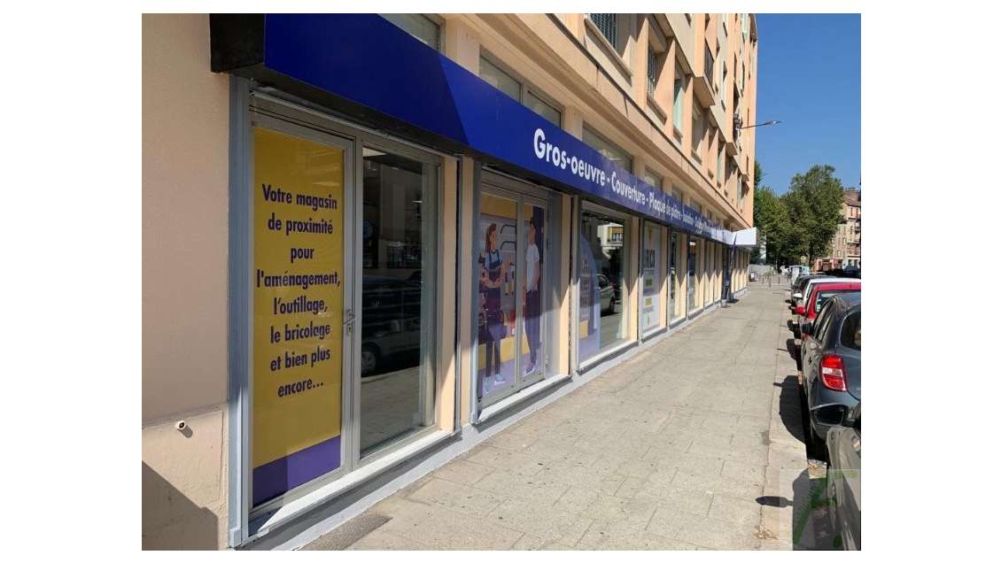 Local commerciaux situés en rez-de-chaussée d'un i