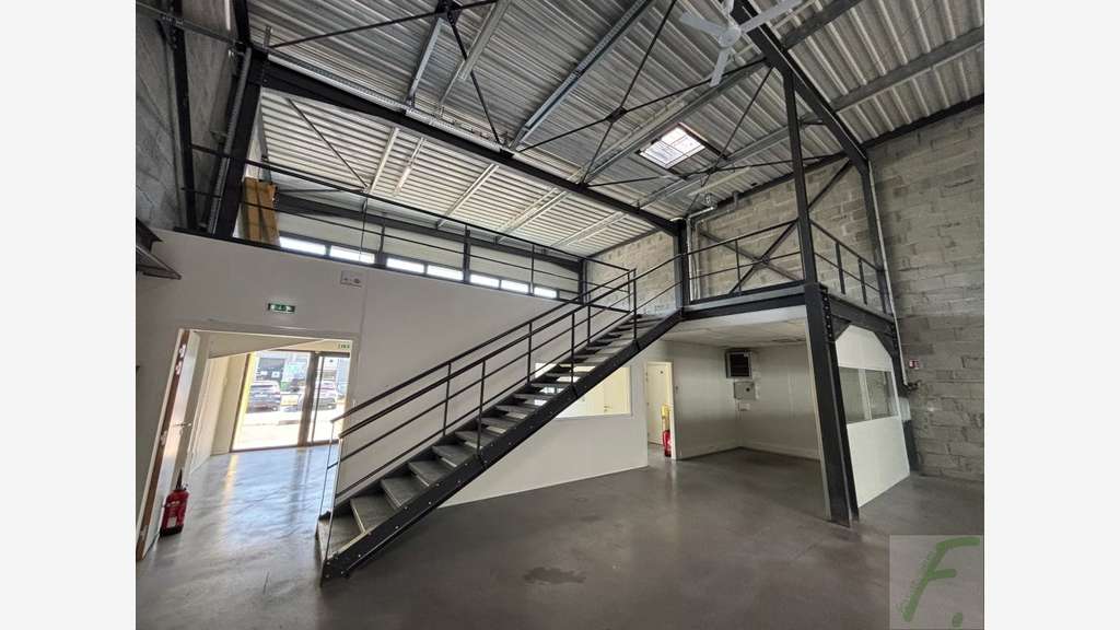 Locaux 342m² à louer à Échirolles