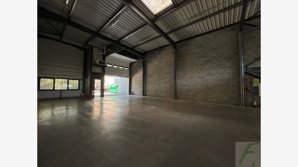 Locaux 342m² à louer à Échirolles