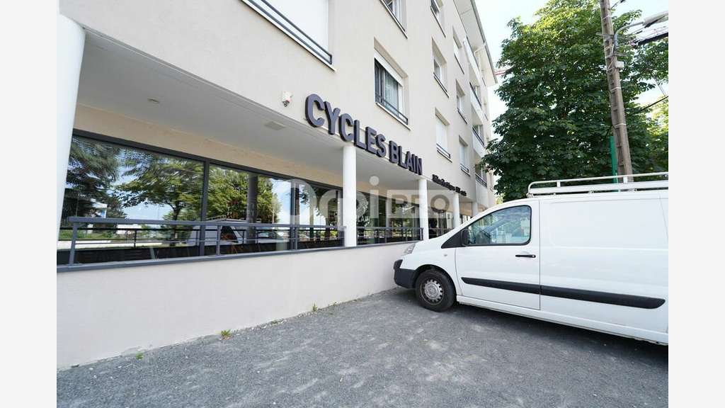 A louer local commercial 180m² à Écully