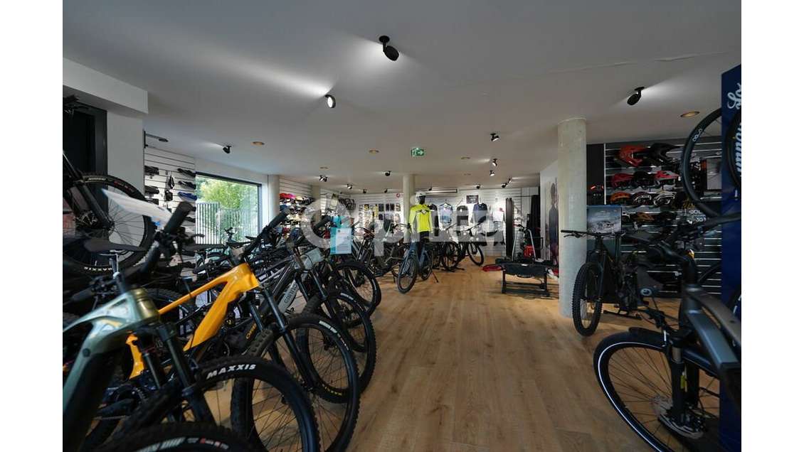 A louer local commercial 180m² à Écully