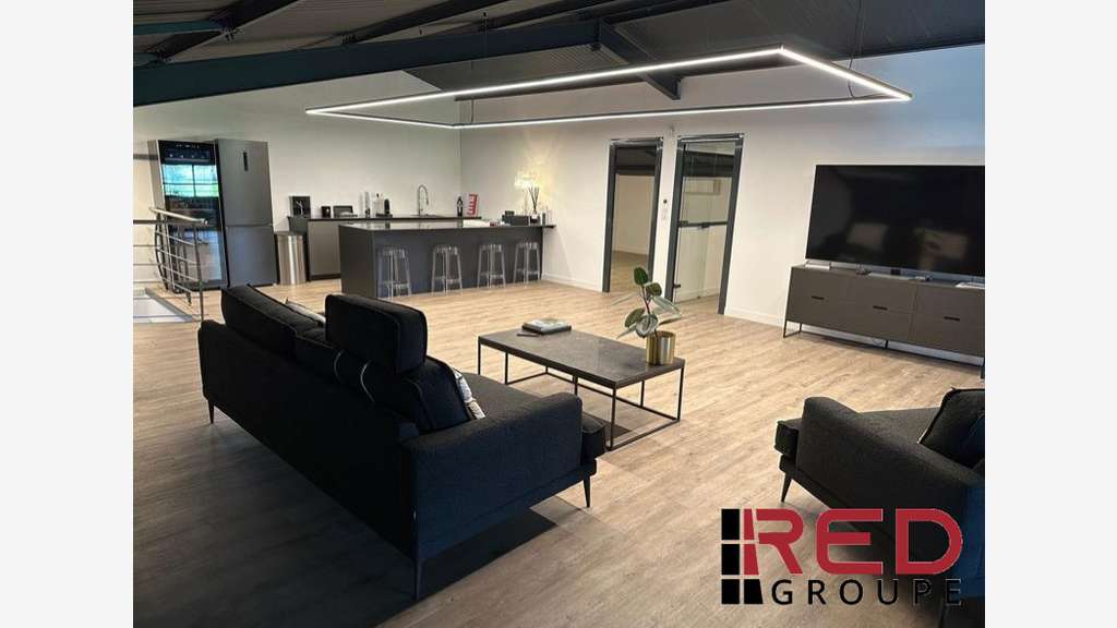 A louer local commercial de 450m² en za Eguilles