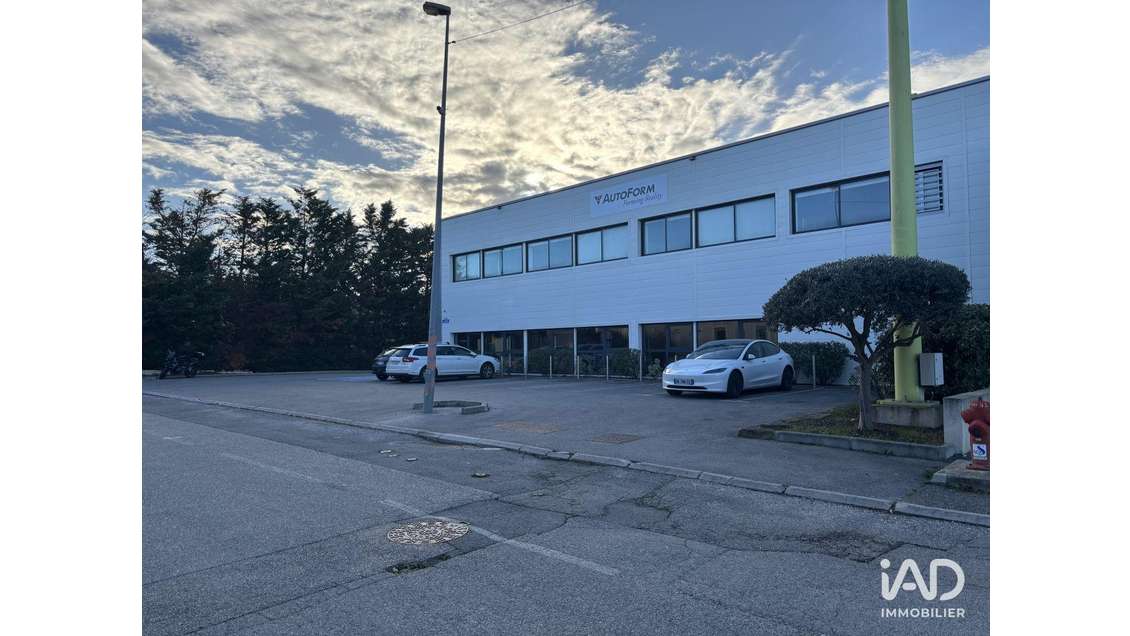 A louer local 380m² ZI des Jallassières à Eguilles
