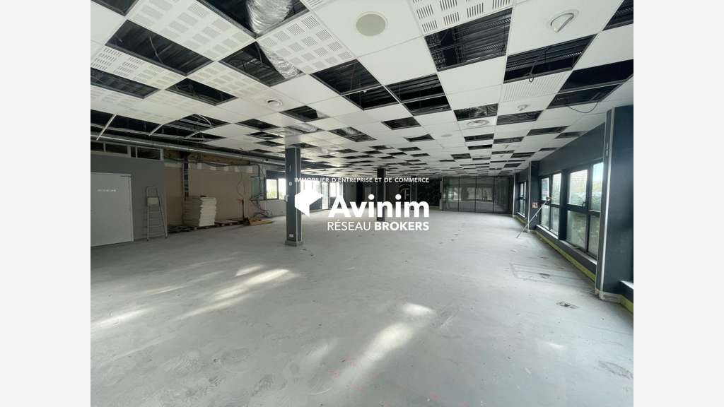 Local 380m² à louer ZA les Jalassières à Eguilles