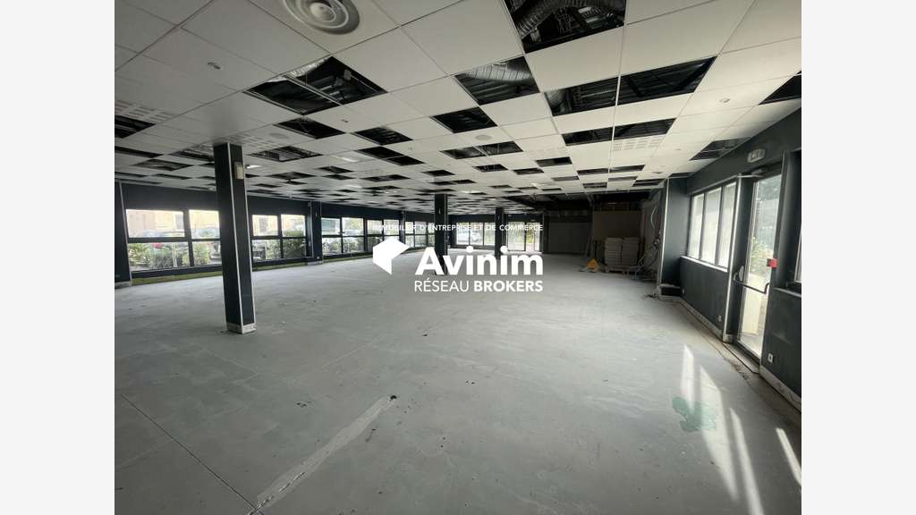 Local 380m² à louer ZA les Jalassières à Eguilles