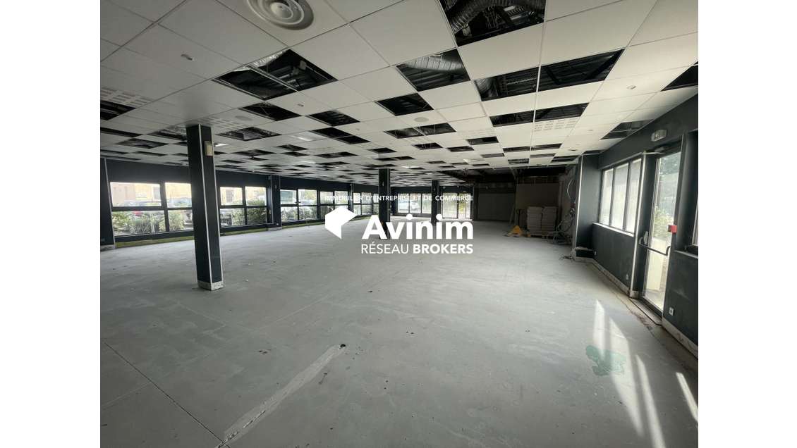 Local 380m² à louer ZA les Jalassières à Eguilles