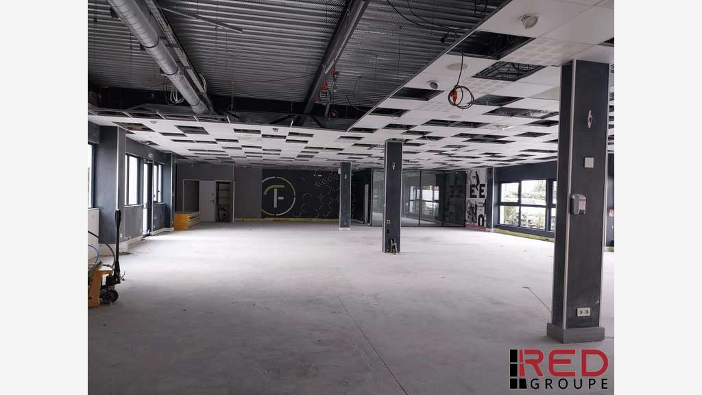 Loue local commercial de 385m² en zic à Eguilles