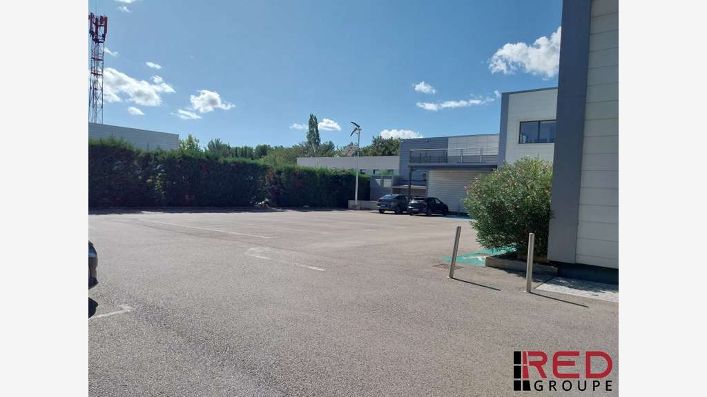 Loue local commercial de 385m² en zic à Eguilles