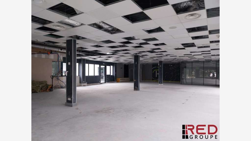 Loue local commercial de 385m² en zic à Eguilles