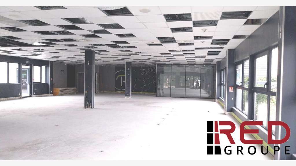 Loue local commercial de 385m² en zic à Eguilles