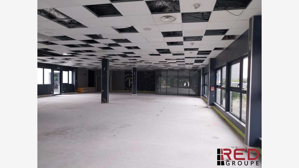 Loue local commercial de 385m² en zic à Eguilles
