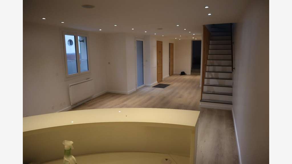 A louer bureau 113m² jardin et parking à Ennery