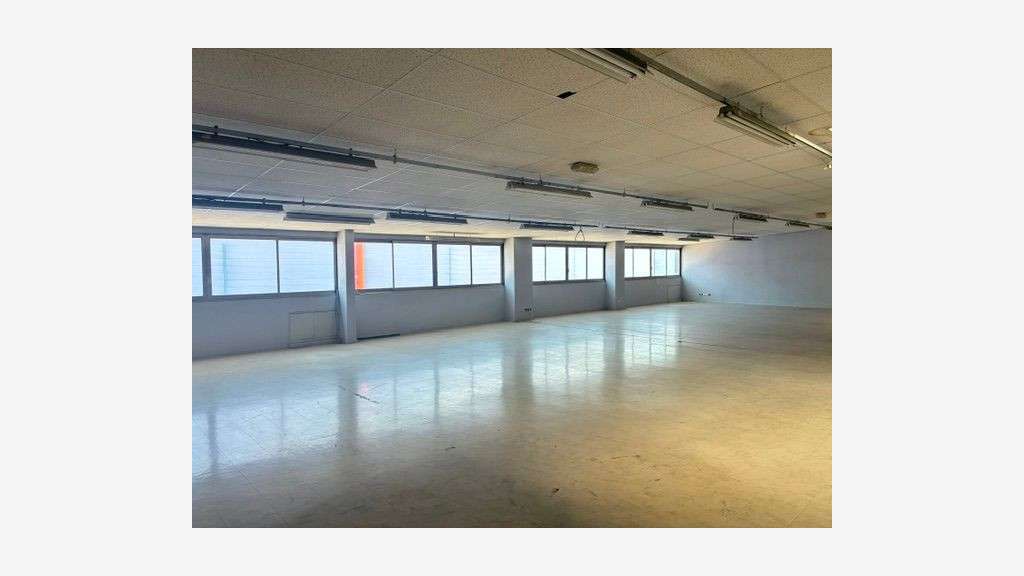 Loue local commercial 1200m² en étage zc Epagny