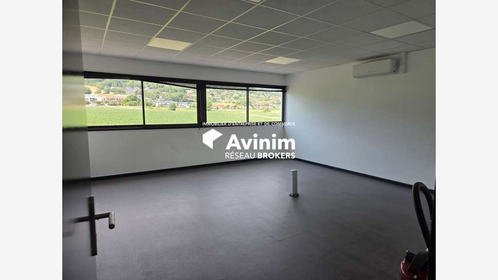 Loue local commercial de 390m² en zc grand Epagny