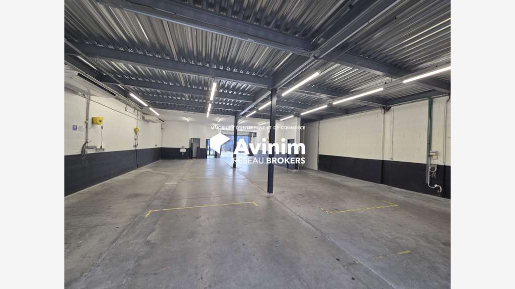 Loue local commercial de 390m² en zc grand Epagny