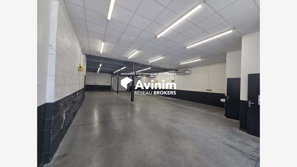 Loue local commercial de 390m² en zc grand Epagny