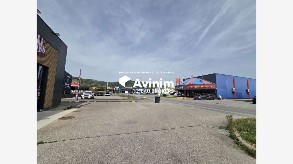 LOCAL COMMERCIAL EMPLACEMENT N°1 À LOUER – GRAND E