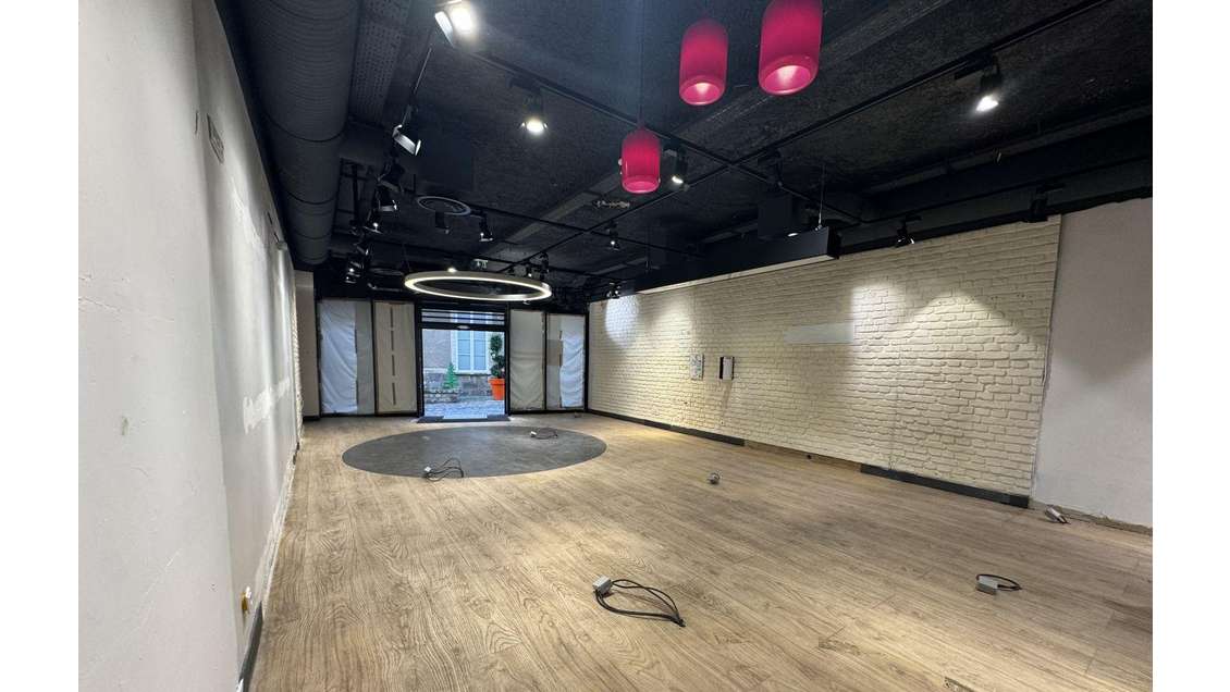 Loue local d'activité 180m² à Étampes rue piétonne