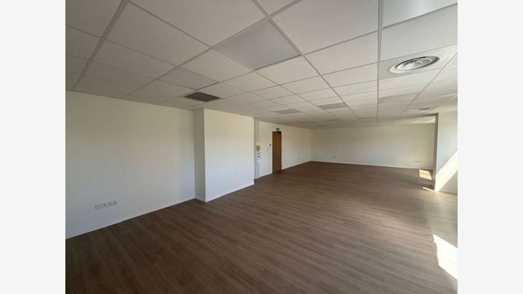 Local commercial neuf 74m² à louer à Fabrègues 