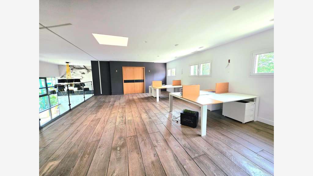 Loue bureau ou magasin 180m² à Ferrières-en-Brie