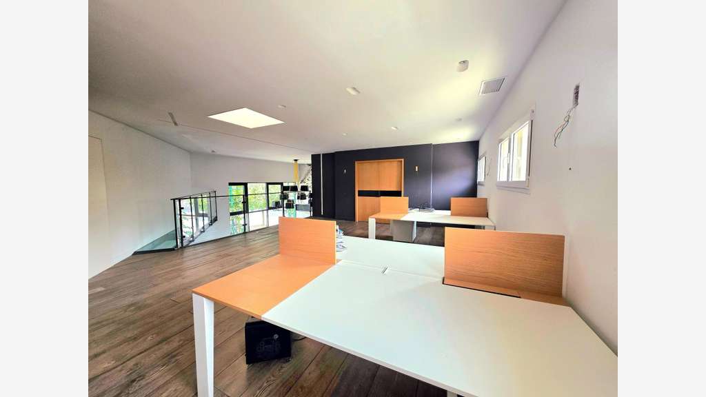 Loue bureau ou magasin 180m² à Ferrières-en-Brie