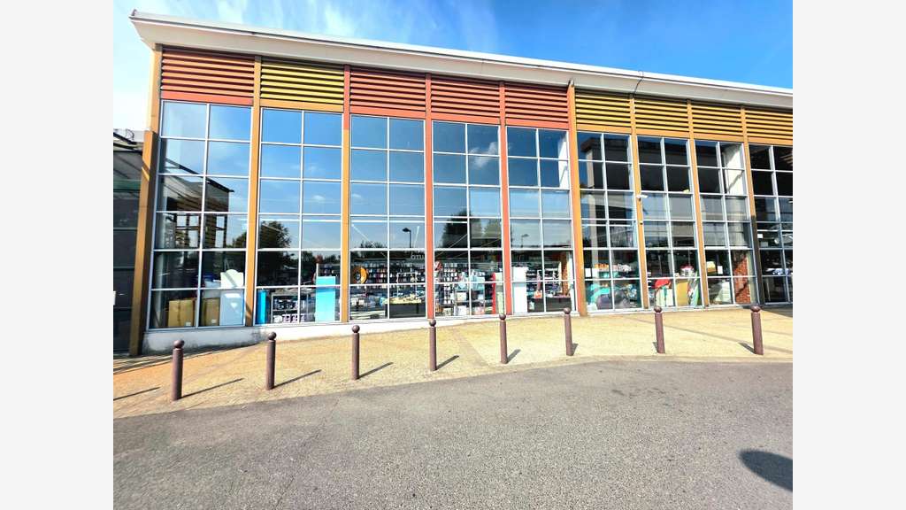 SURFACE PROFESSIONNEL 1680 M2 AU SOL 840 M2