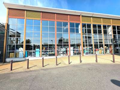 SURFACE PROFESSIONNEL 1680 M2 AU SOL 840 M2