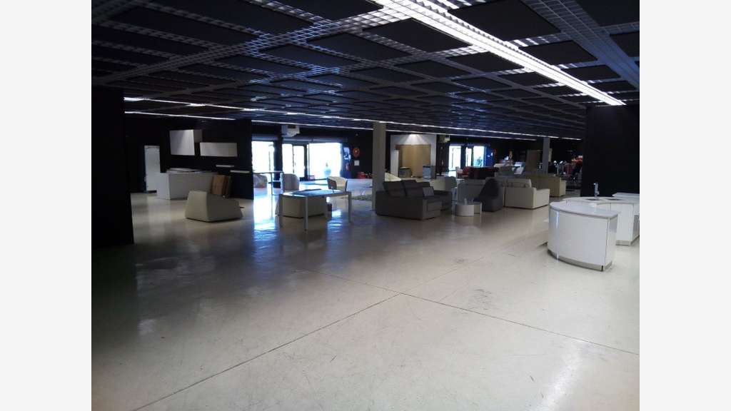 A louer grand local commercial 1300m² Zone Limoges