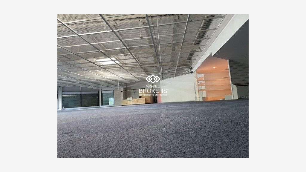 A louer local commercial 330m² ZA Grands Champs