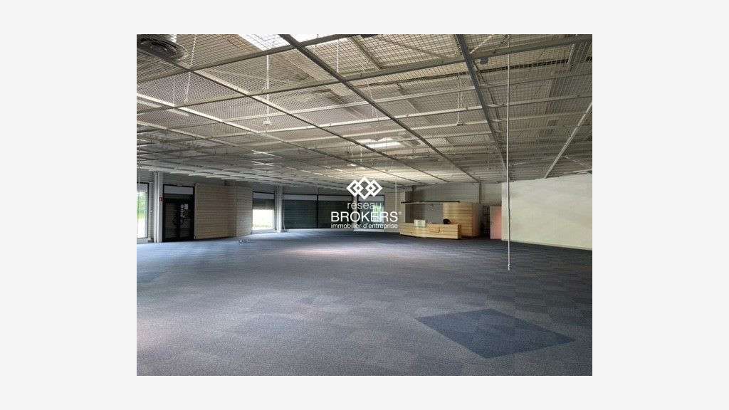 A louer local commercial 330m² ZA Grands Champs
