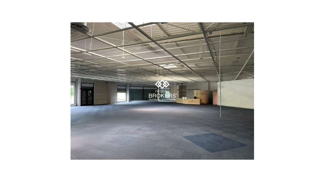 A louer local commercial 330m² ZA Grands Champs